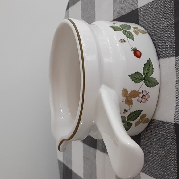Wedgwood England Wild Strawberry Gravy Boat Melting Sauce Pot Pour Spout Handle - Picture 3 of 6